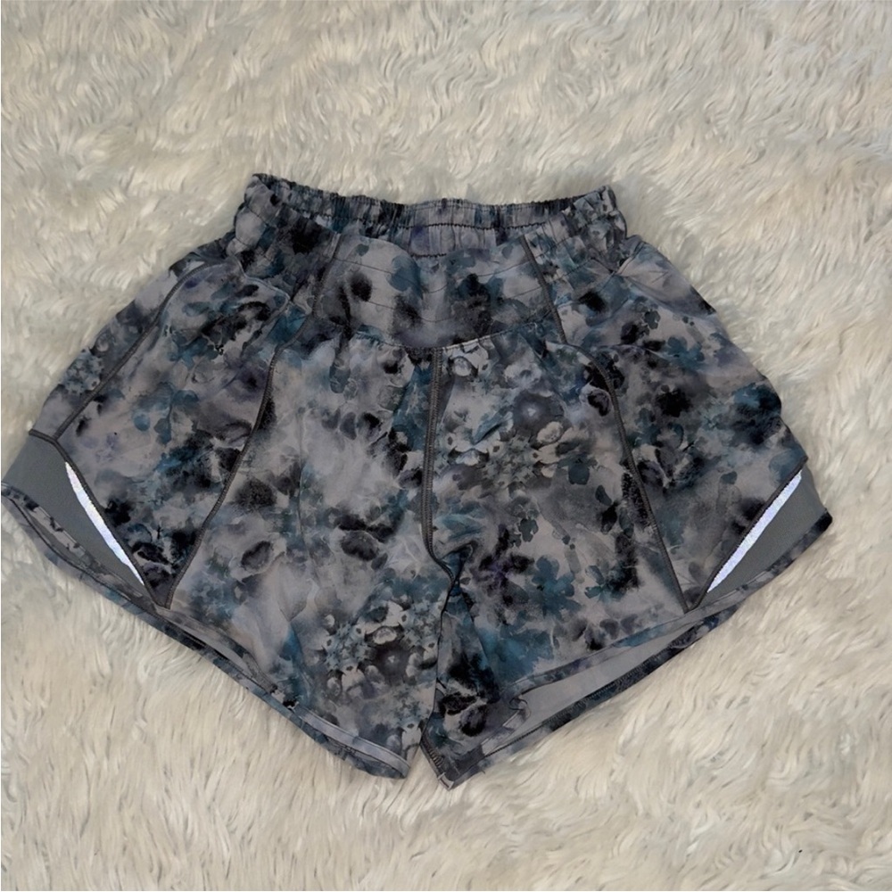 Lululemon Hotty Hot Low-Rise Lined Short 4" Kaleidofloral Multi/Blue Cast
Size 2 - Picture 5 of 5